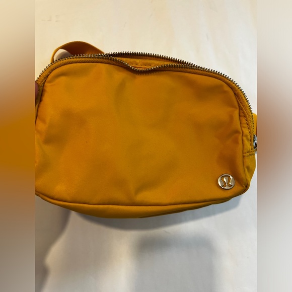 EUC Lululemon Everywhere Belt Bag | Honey Lemon (rare color) - Picture 8 of 8